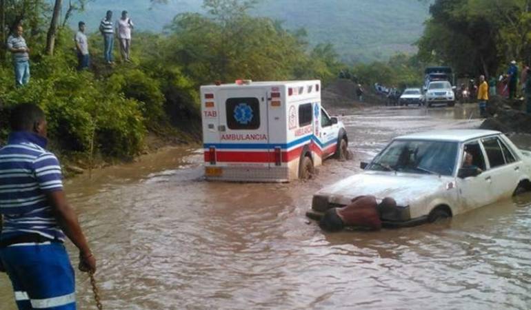 Conductores atrapados y represados por las lluvias.