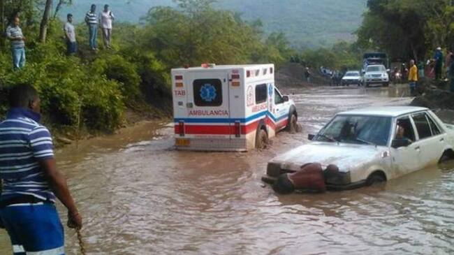 Conductores atrapados y represados por las lluvias.