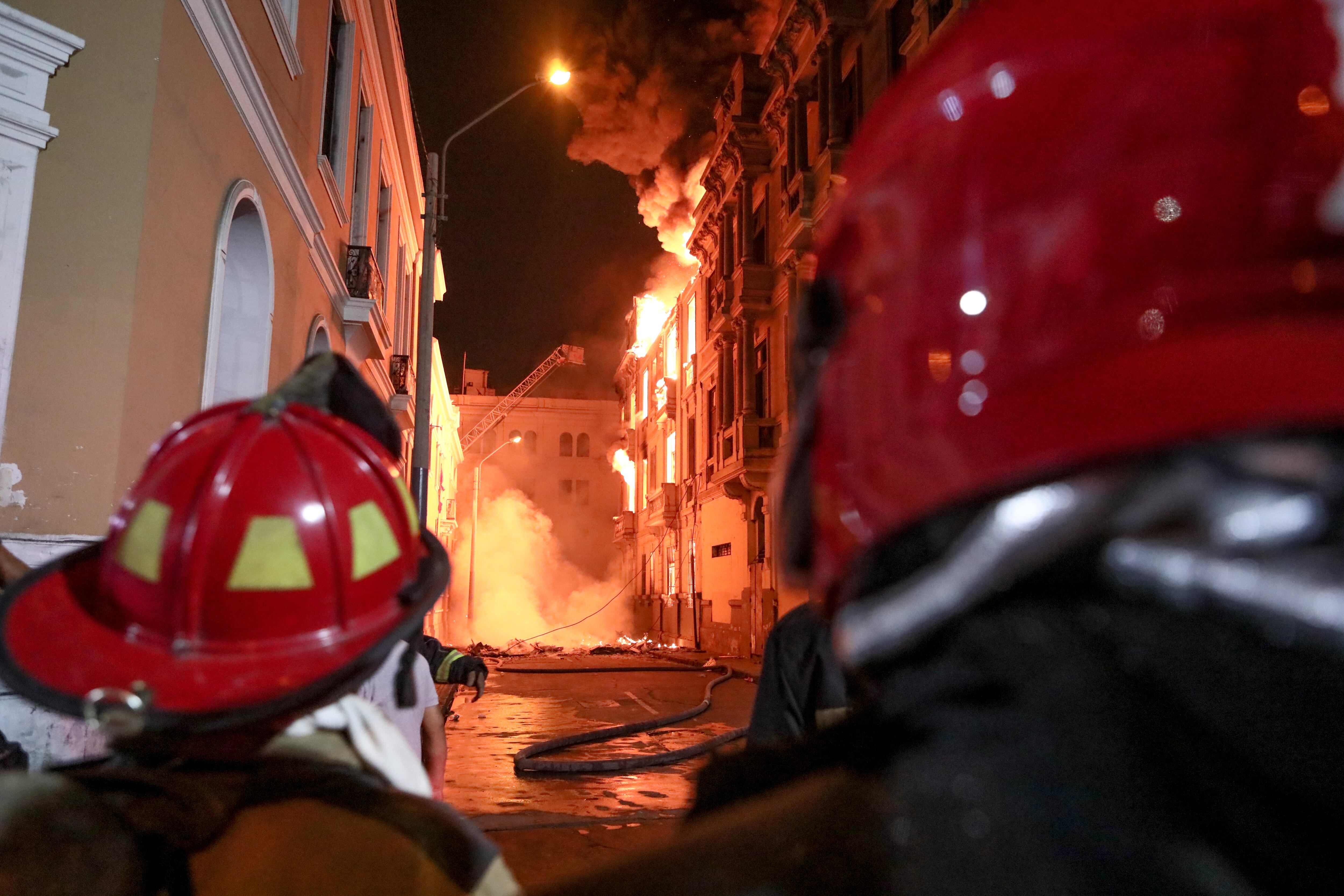 Incendio en el centro histórico de Lima, capital de Perú, en medio de manifestaciones.
(Foto: Klebher Vasquez/Anadolu Agency via Getty Images)