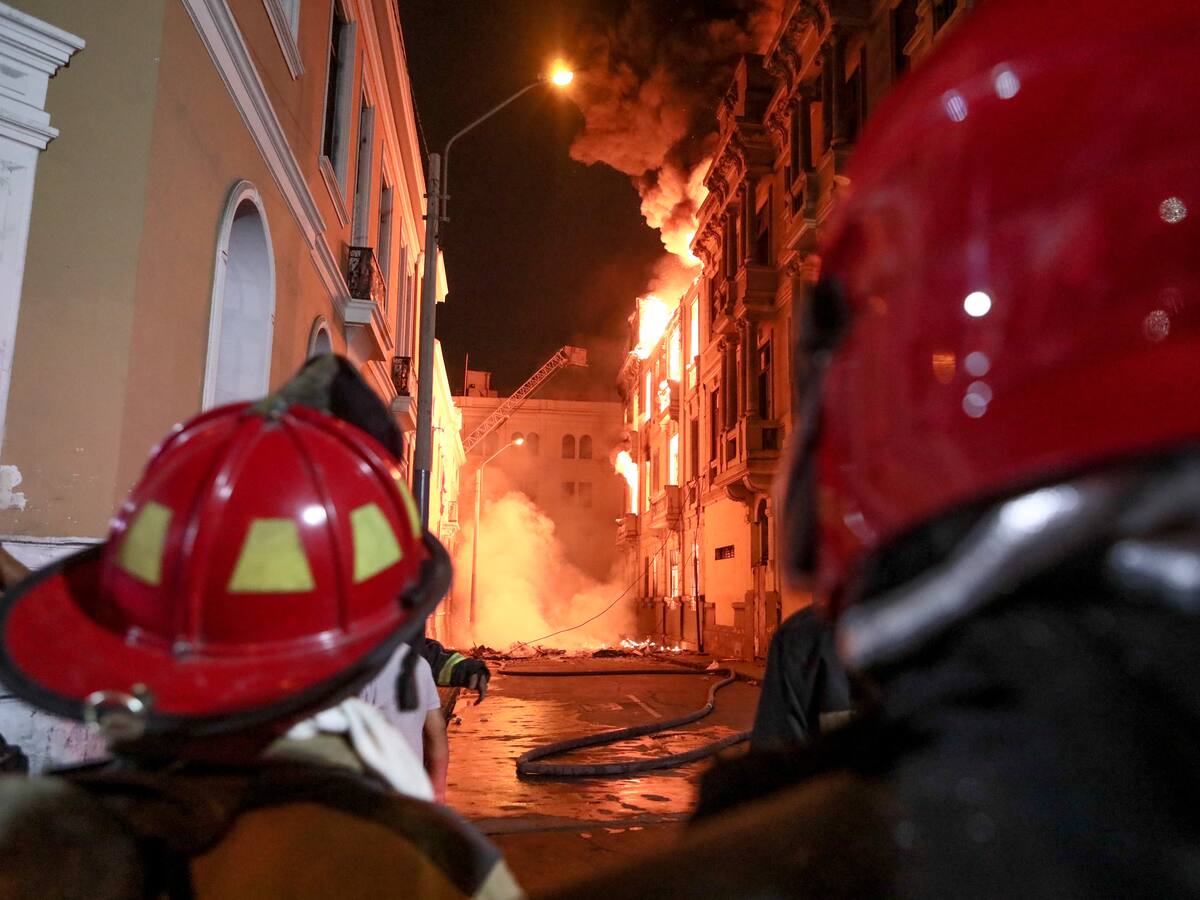 Un incendio destruye casa de centro histórico de Lima durante protestas