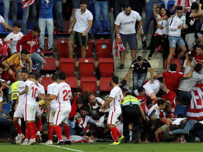 Hinchas del Sevilla heridos al ceder una valla en el estadio del Eibar