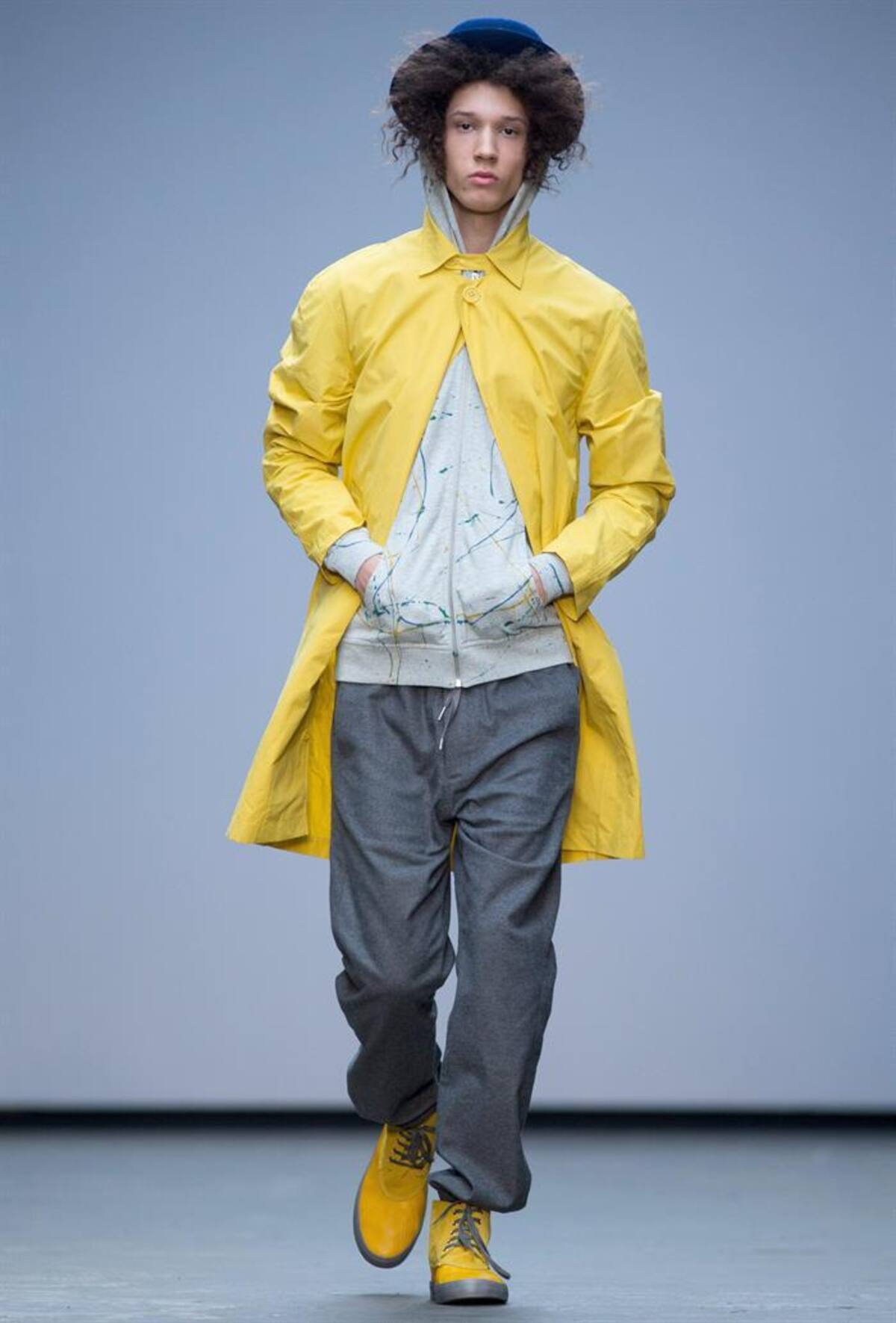 Una serie de modelos presentan la colección de otoño, invierno 2015 en la semana de la moda masculina en Londres, Inglaterra, que se realizará hasta el próximo 12 de enero.