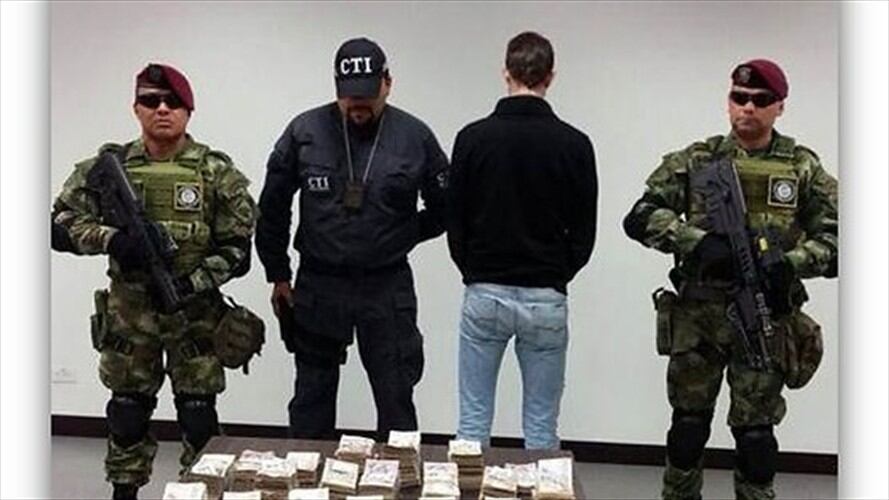 Ayer se capturó en Bogotá al conductor de un vehículo oficial asignado al Congreso de la República, en cuyo interior transportaba la suma de $613’950.000. Foto: Colprensa