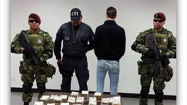 Ayer se capturó en Bogotá al conductor de un vehículo oficial asignado al Congreso de la República, en cuyo interior transportaba la suma de $613’950.000. Foto: Colprensa