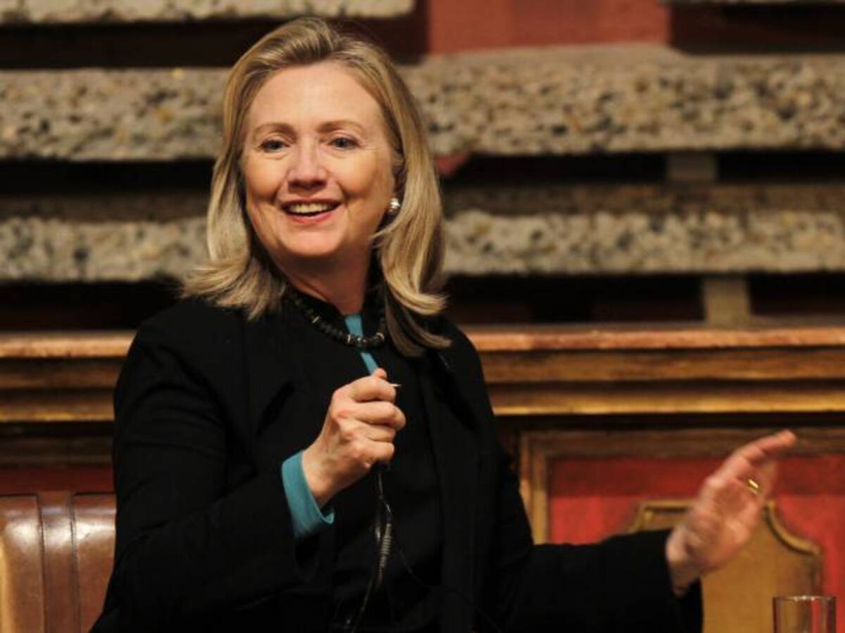 Correos de Hillary Clinton alertan sobre vinculación de Uribe a falsos positivos y chuzadas