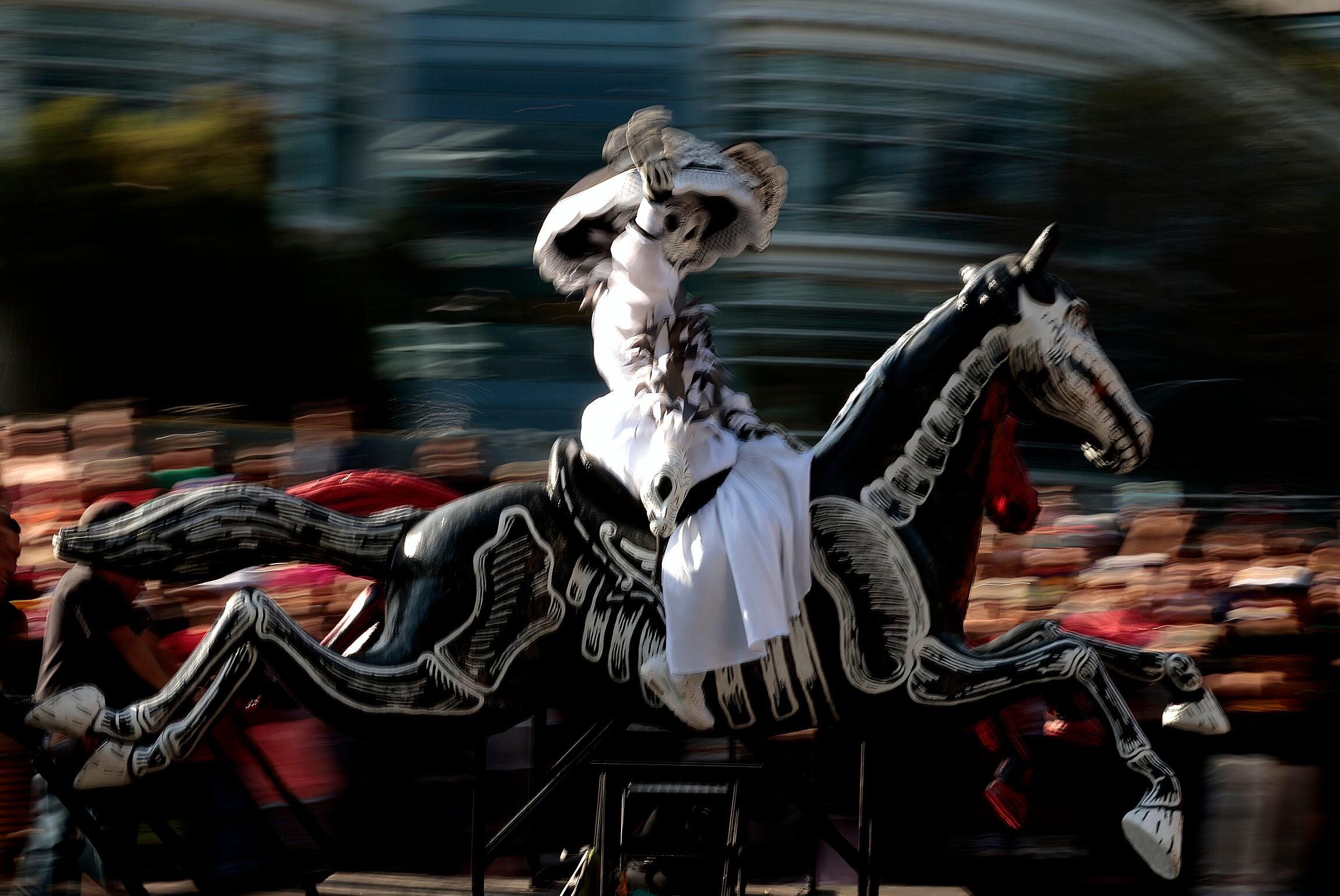 MEX930. CIUDAD DE MÉXICO (MÉXICO), 04/11/2023.- Personas participan en el gran desfile de Día de Muertos hoy, en Ciudad de México (México). Ante la mirada de miles asistentes, los actores caracterizados como catrinas, calavera gigantes y carros alegóricos, marcharon por una de las avenidas mas importantes de la capital mexicana para poner fin a una de las festividad mas arraigadas de México. EFE/José Méndez