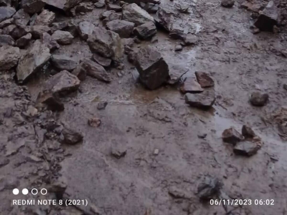 Lluvias provocaron que una roca cayera sobre un vehículo en la vía Llanadas - Manzanares