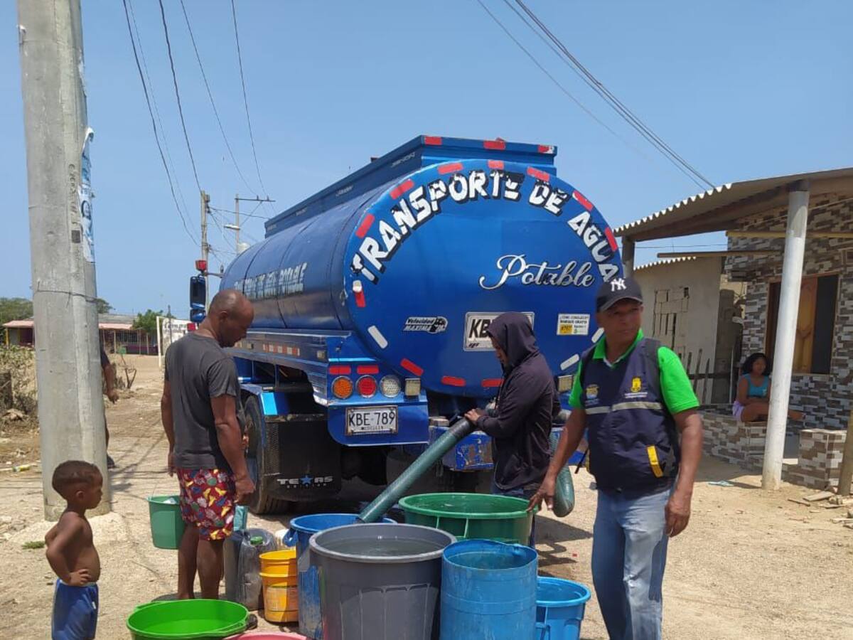 Alcaldía de Santa Catalina suministra agua potable a las comunidades