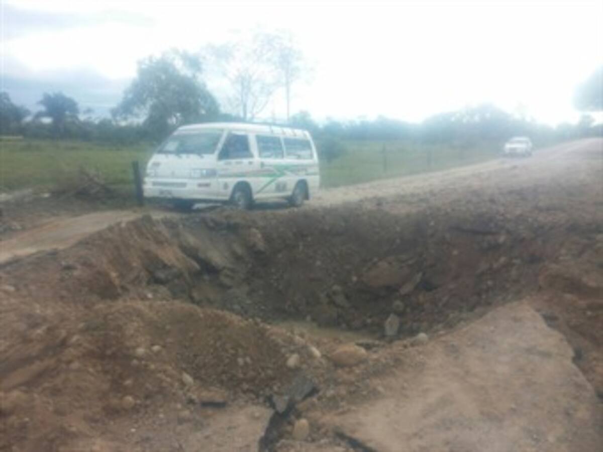 Dinamitan carretera entre Saravena y Fortul, Arauca