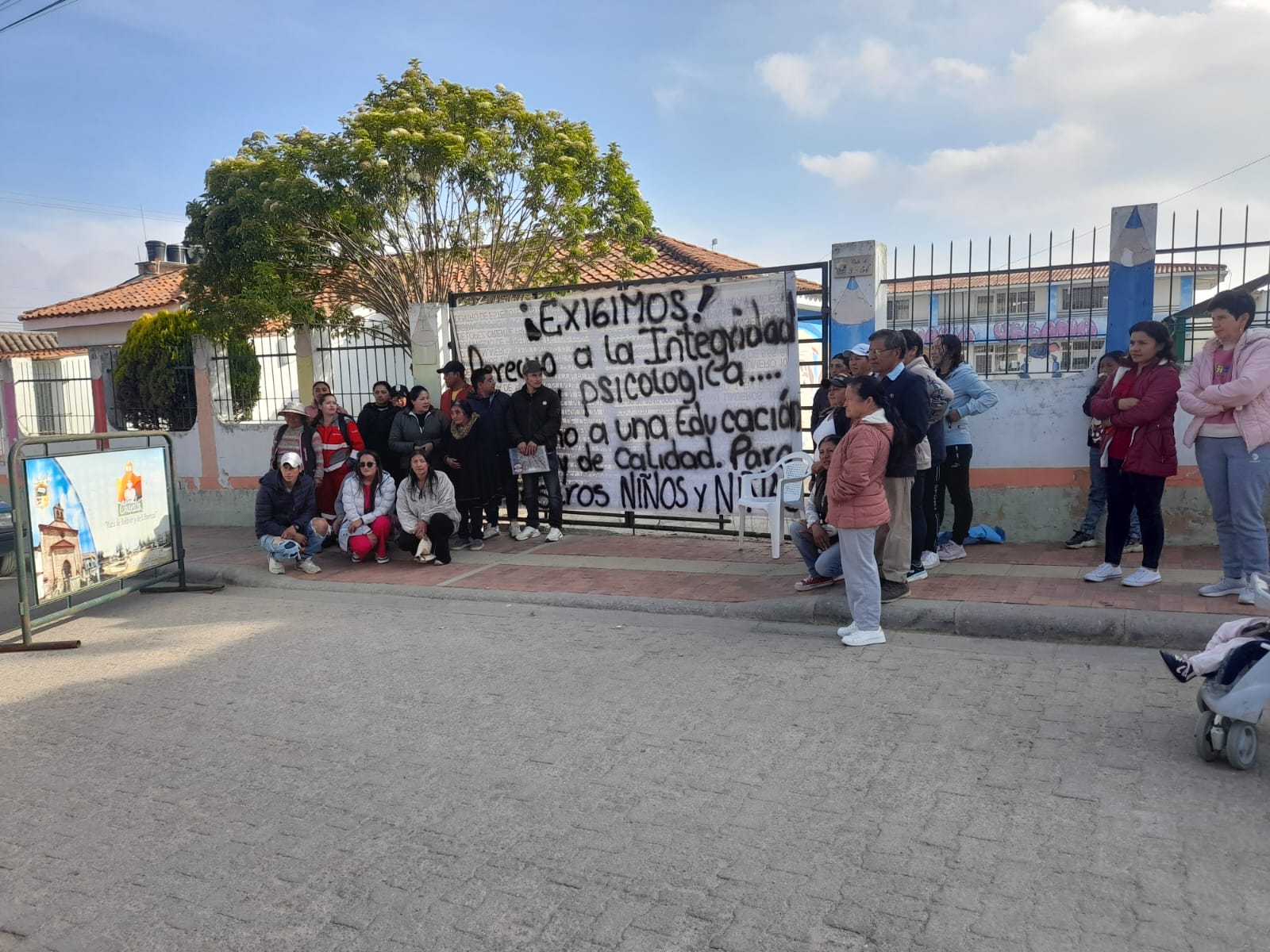 Desde el miércoles 10 de abril, padres de familia del colegio de Chivatá, hacen plantón para pedir salida de una docente que maltrata a los niños y niñas