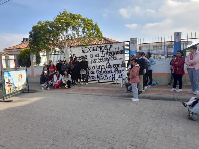 Desde el miércoles 10 de abril, padres de familia del colegio de Chivatá, hacen plantón para pedir salida de una docente que maltrata a los niños y niñas