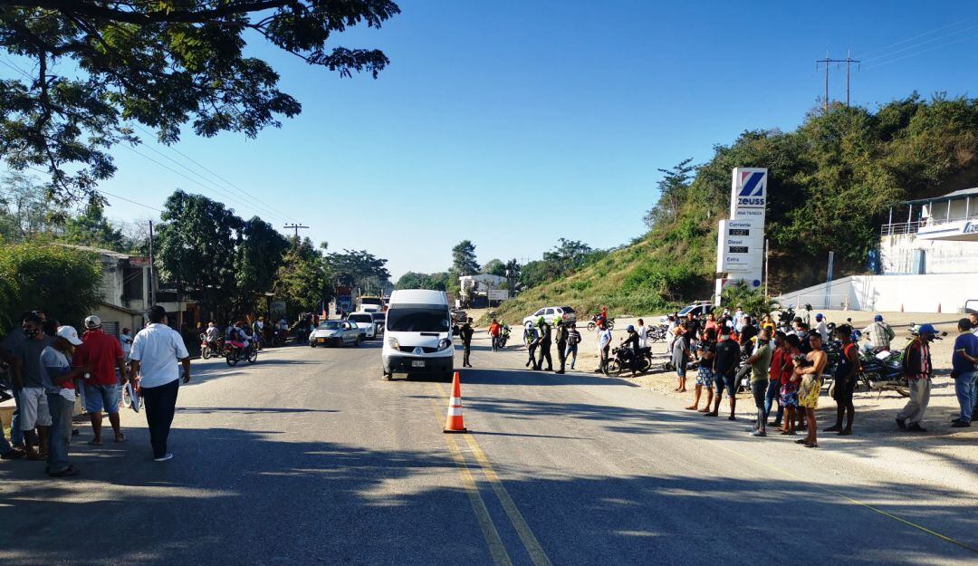 La víctima conducía una motocicleta y se estrelló contra un microbús