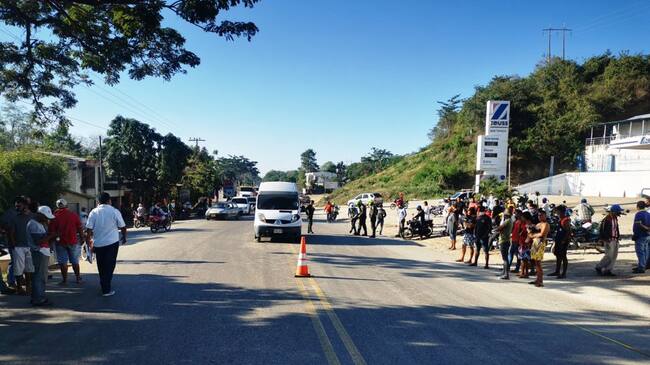 La víctima conducía una motocicleta y se estrelló contra un microbús