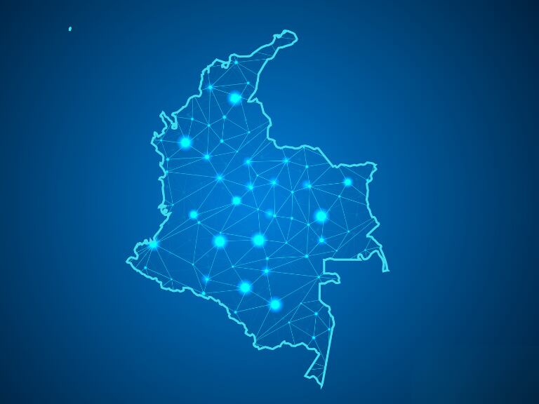 Línea de puré y escalas de puntos abstractas sobre fondo oscuro con mapa de Colombia (Getty Images)