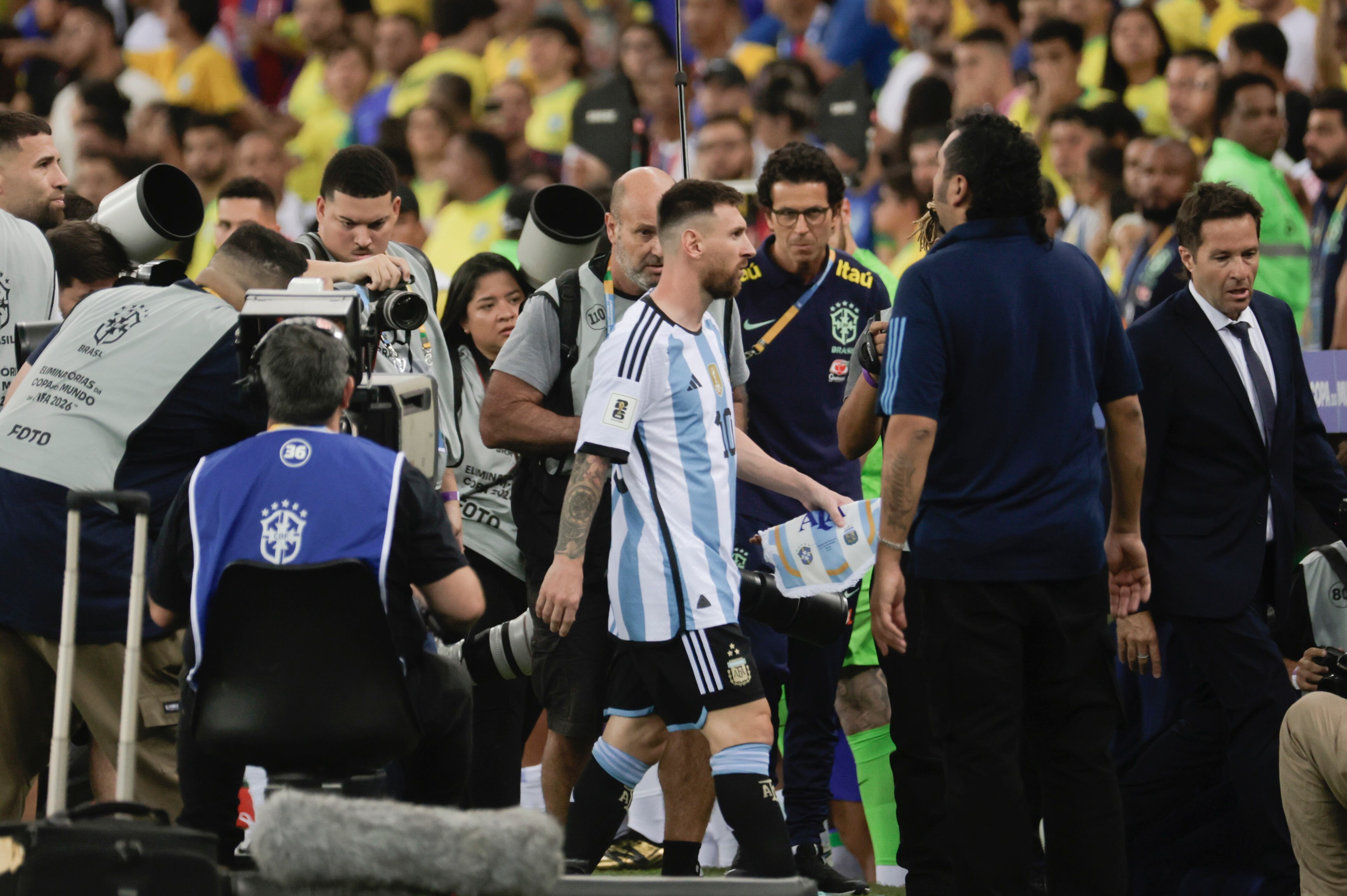 EVE5187. RÍO DE JANEIRO (BRASIL), 21/11/2023.- Lionel Messi Argentina sale del campo debido a disturbios entre hinchas hoy, en un partido de las eliminatorias para la Copa Mundo de Fútbol de 2026 entre Brasil y Argentina en el estadio Maracaná en Río de Janeiro (Brasil). EFE/ Antonio Lacerda