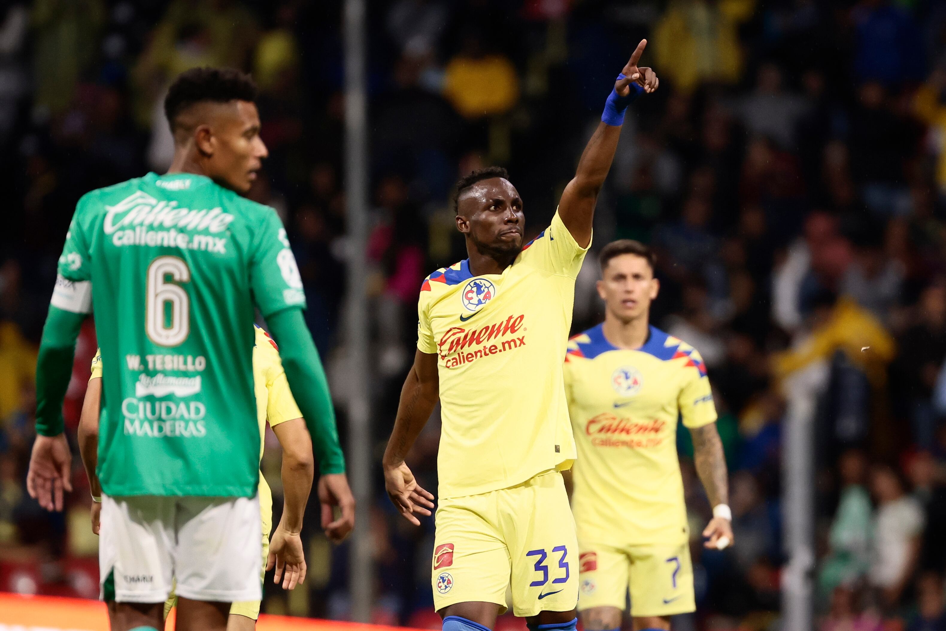 El jugador de América Julián Quiñones celebra una anotación ante León, durante un partido de la jornada seis del Torneo Apertura del fútbol mexicano realizado en el Estadio Azteca de la Ciudad de México. EFE/José Méndez