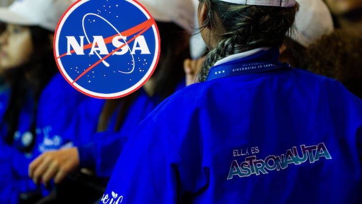 Niñas durante el programa &#039;Ella es astronauta&#039;, de fondo el logo de la NASA (Fotos vía Getty Images)