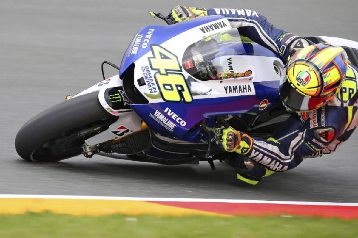 El piloto italiano de MotoGP Valentino Rossi (Yamaha YZR M 1) participa en la sesión de entrenamiento libre en el circuito Sachsenring en Hohenstein-Ernstthal (Alemania). El Gran Premio de Alemania se celebra el próximo domingo. EFE/Jan Woitias