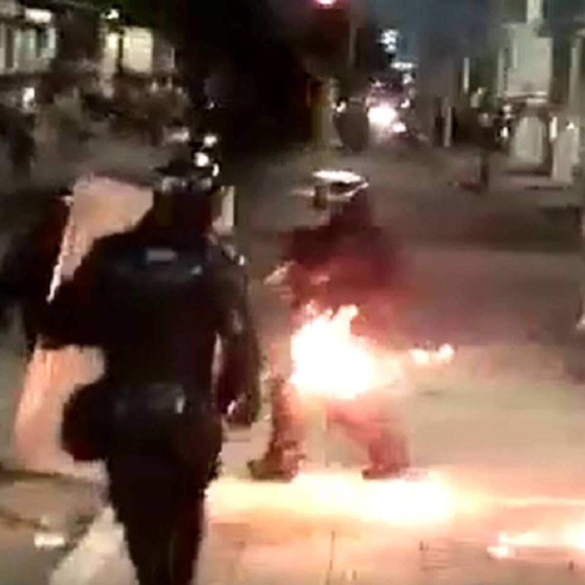 Manifestantes lanzan bomba incendiaria contra agente del ESMAD en Buga