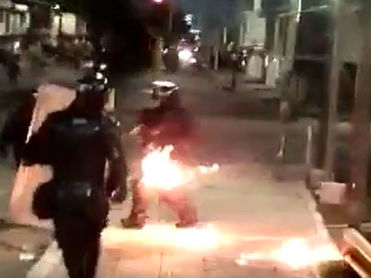Manifestantes lanzan bomba incendiaria contra agente del ESMAD en Buga
