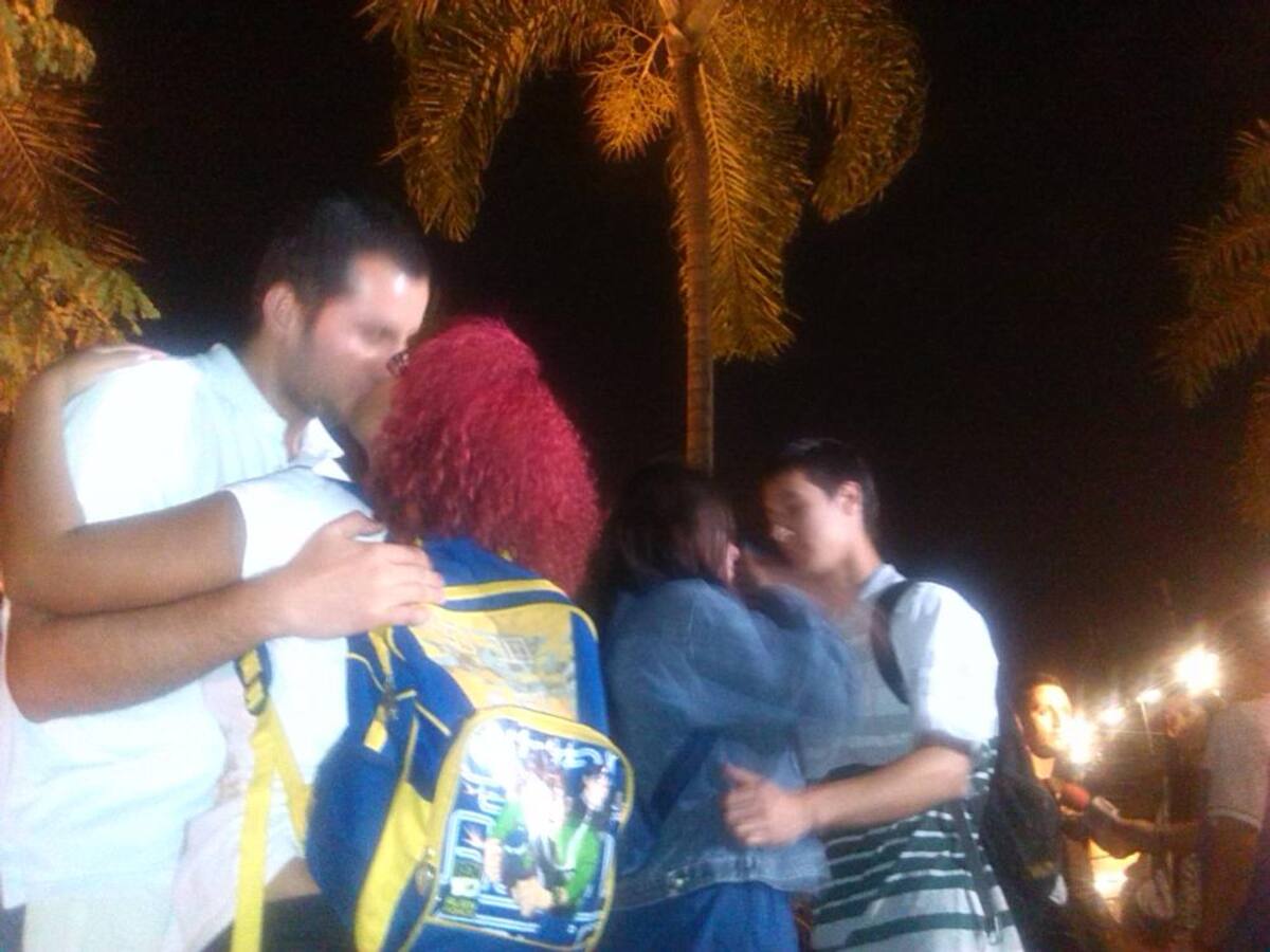 Durante una hora, en este Día de San Valentín, hubo manifestaciones de afecto ciudadano y de amor entre las parejas.