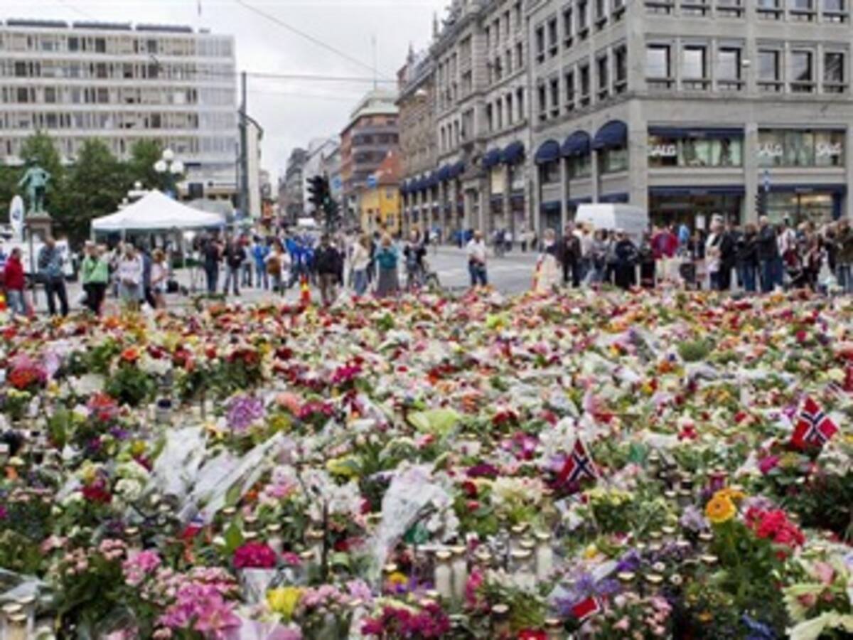 Noruega recuerda a las víctimas del doble atentado con un minuto de silencio
