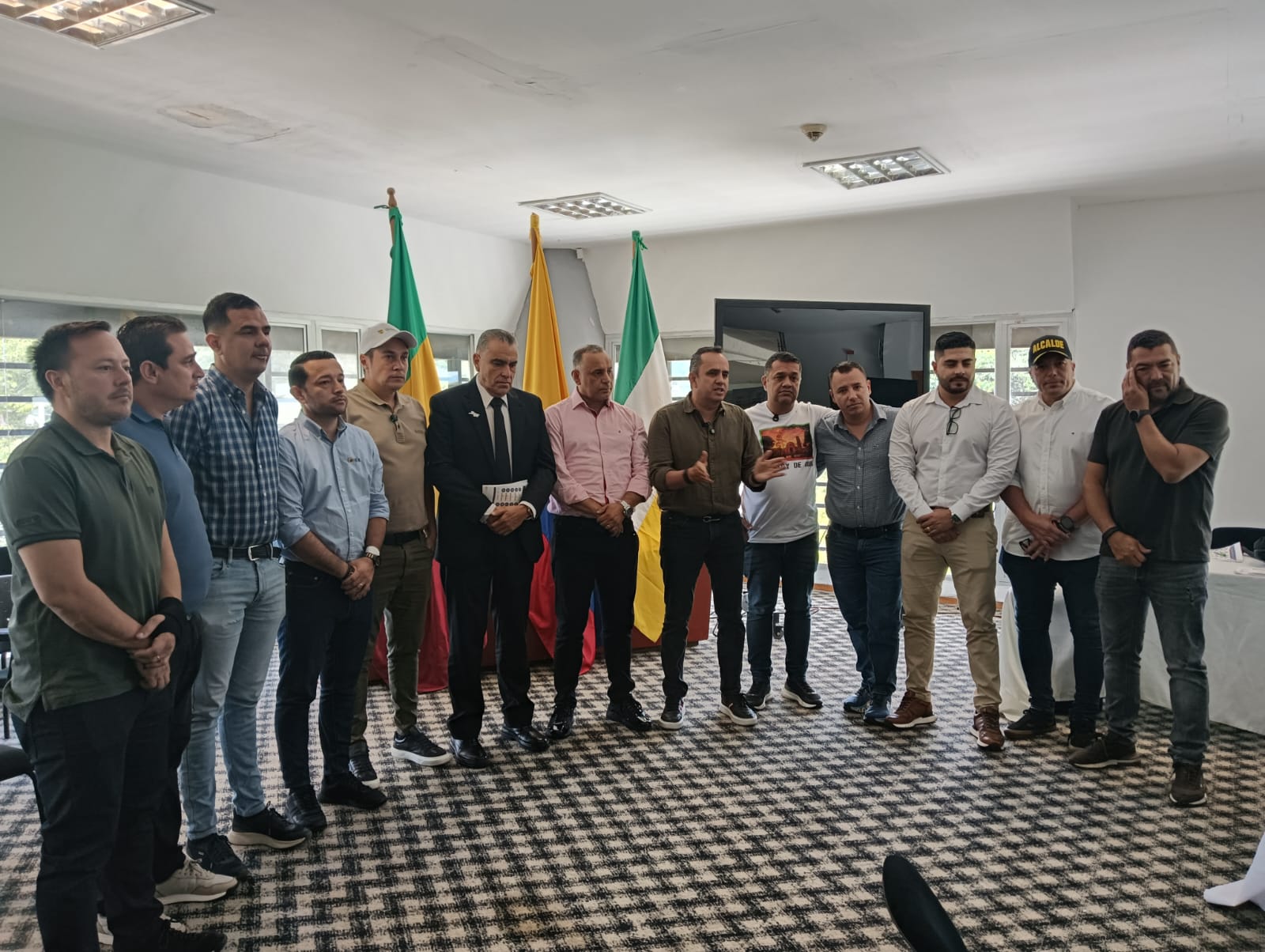 Gobernador del Quindío y los 12 alcaldes de los municipios del departamento. Foto Adrián Trejos