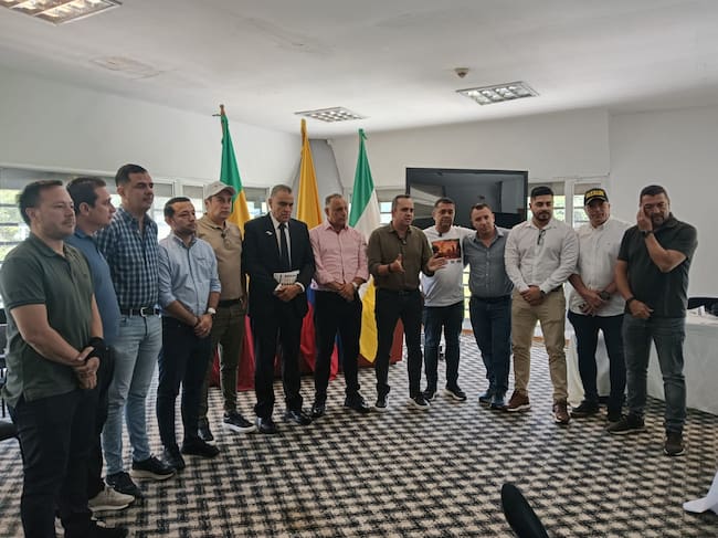 Gobernador del Quindío y los 12 alcaldes de los municipios del departamento. Foto Adrián Trejos