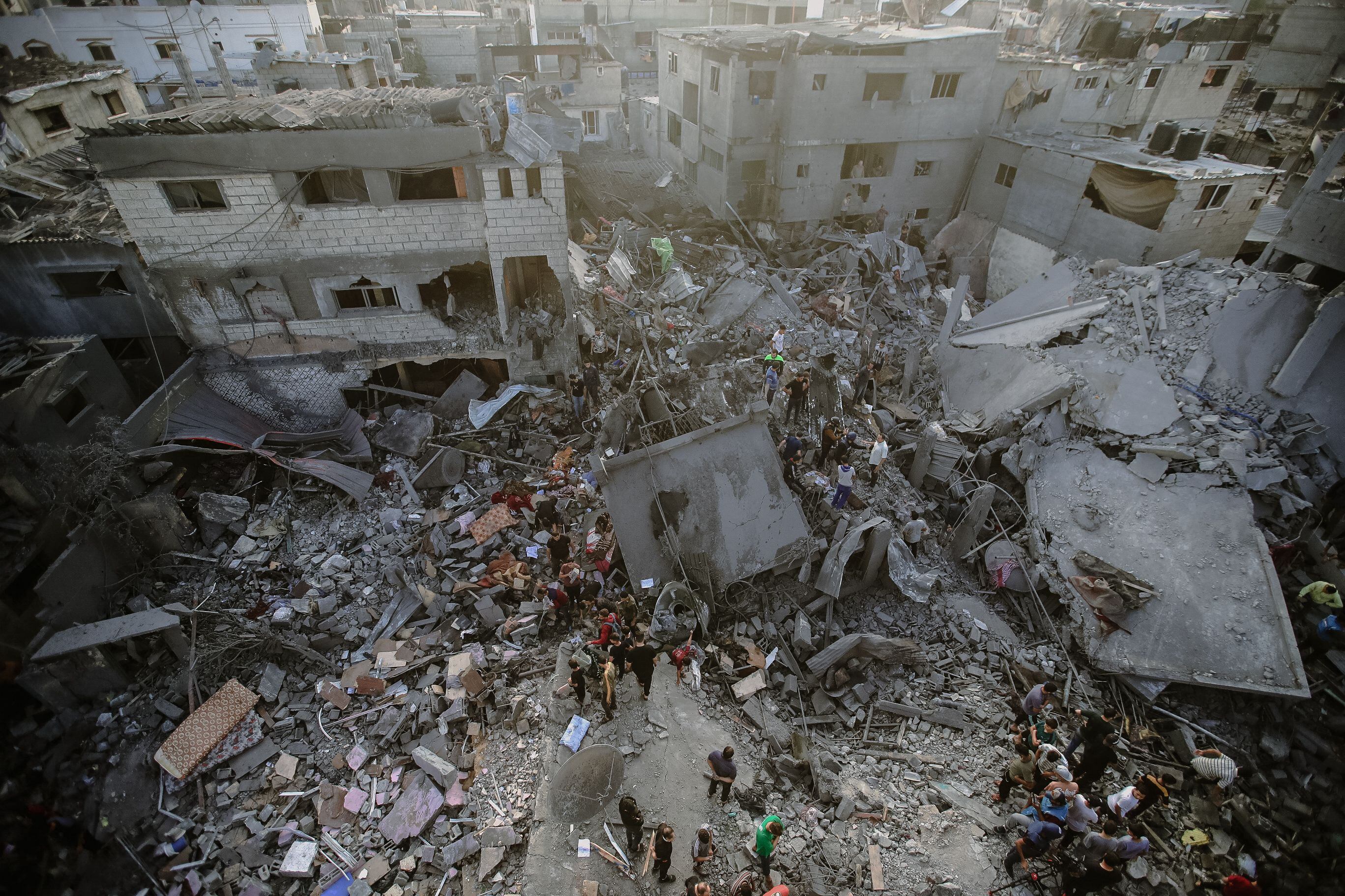 Edificio derrumbado en Al-Maghazi, situado en el centro de la Franja de Gaza. (Foto de MOHAMMED ZAANOUN/Middle East Images/AFP vía Getty Images)