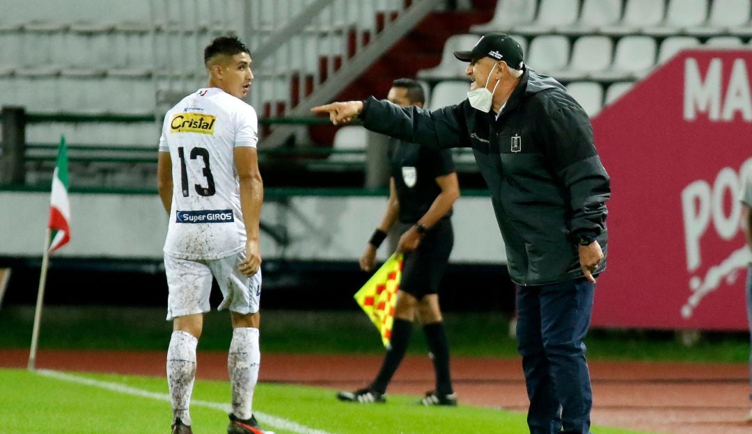 Eduardo Lara dirigiendo su último partido con el Once Caldas en 2021, derrota ante Pereira