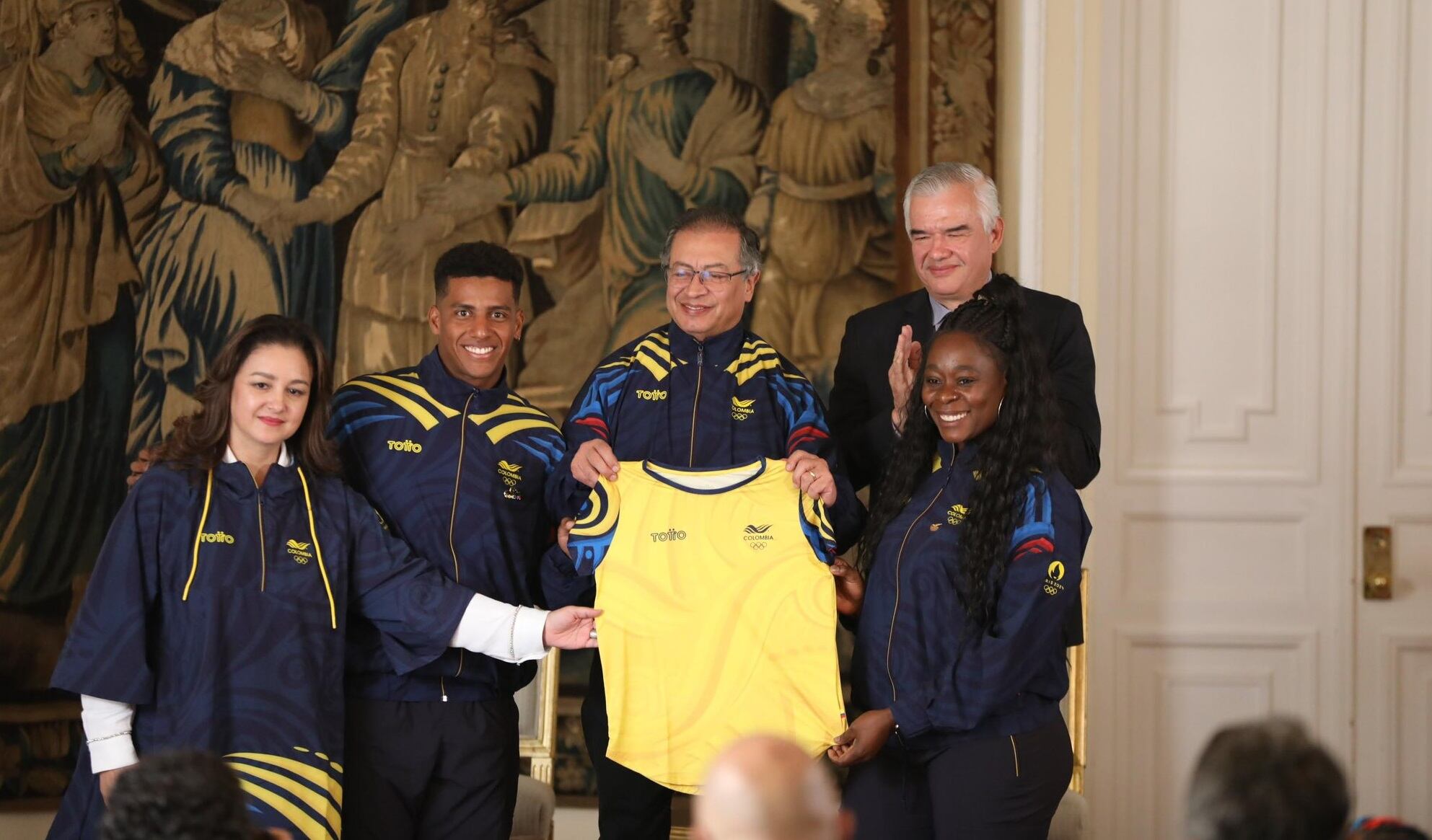 El presidente Gustavo Petro, con los abanderados Flor Denis Ruiz y Kevin Santiago Quintero / Comité Olímpico Colombiano