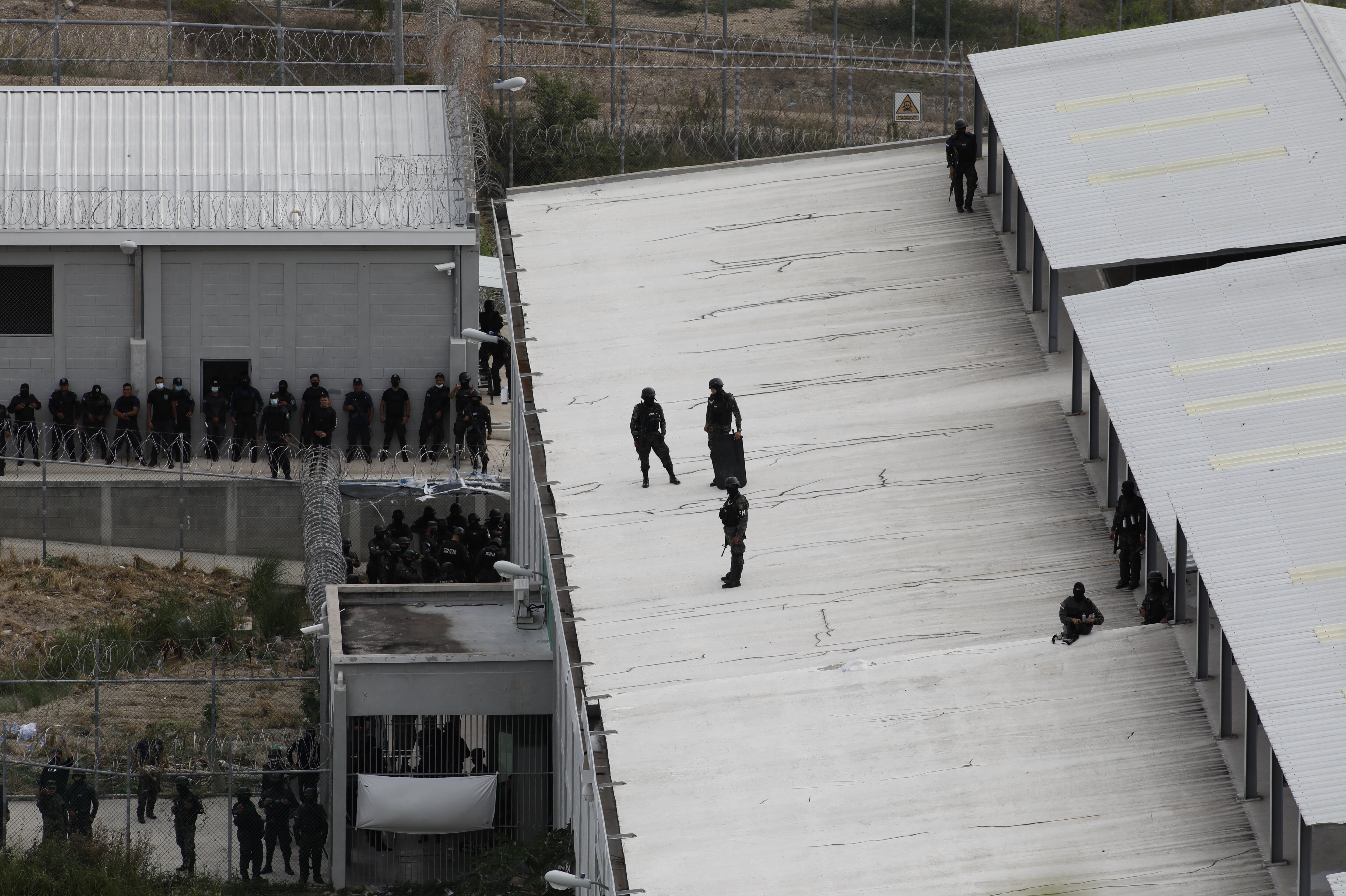 Atención policial a una riña en una prisión de Honduras. 
(Foto: Jorge Cabrera/Anadolu Agency via Getty Images)