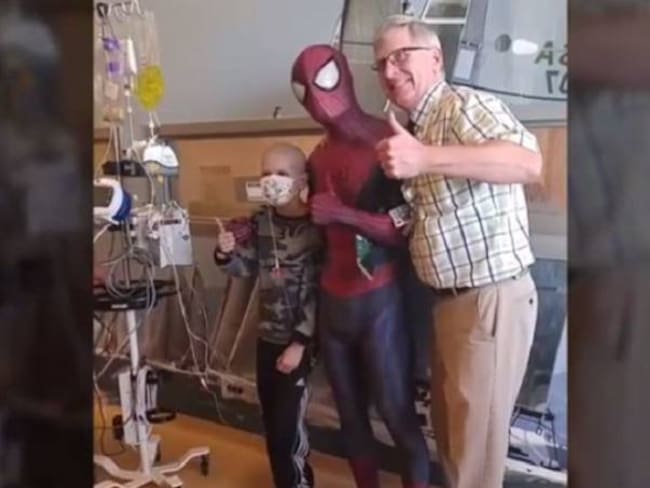 El Spiderman que visita a los niños de los hospitales