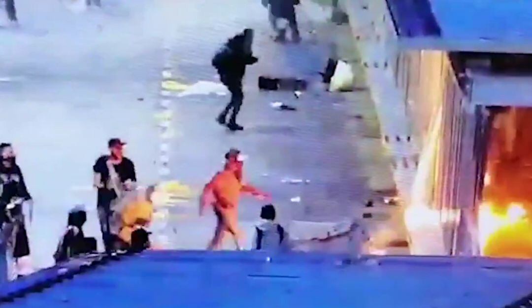 Momento cuando la bomba lanzada por un manifestante impacta en el joven de 16 años. 