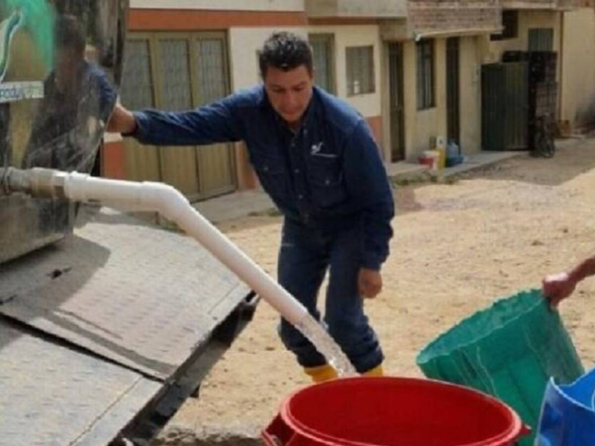 Con carrotanques suministrarán agua a colegios en Aratoca