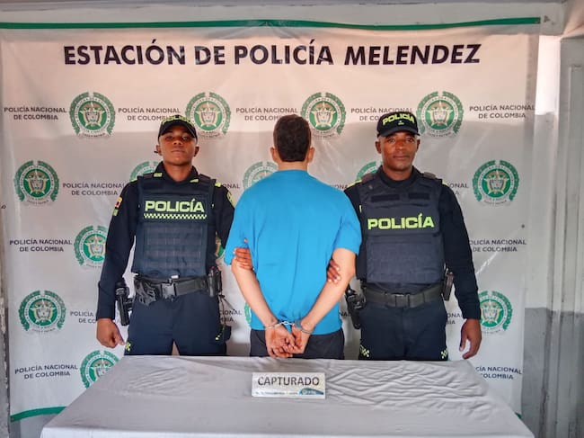 La Policía reveló que este sujeto registra dos registros judiciales previos por acto sexual violento, así como antecedentes por lesiones personales e injuria por vías de hecho. Foto: Policía de Cali.