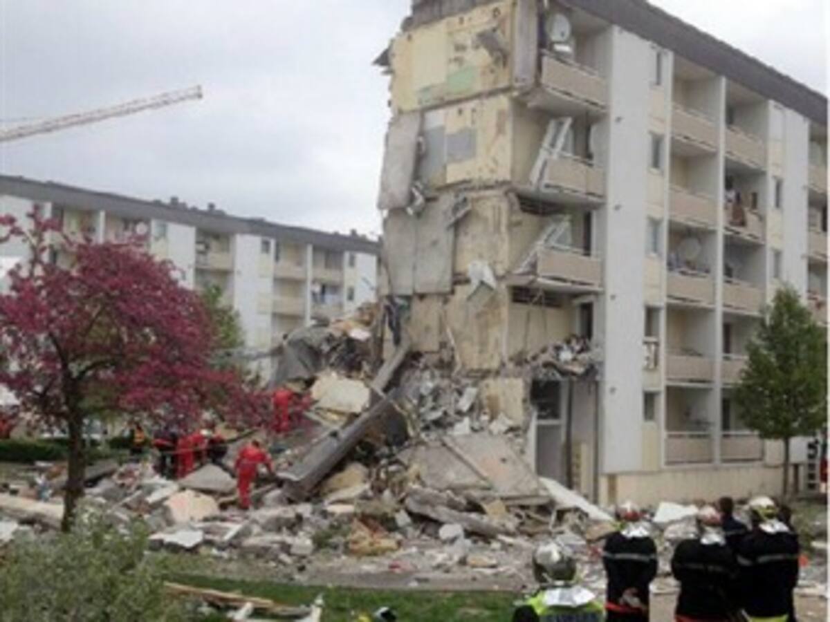 Al menos tres muertos por derrumbe parcial de edificio en Francia