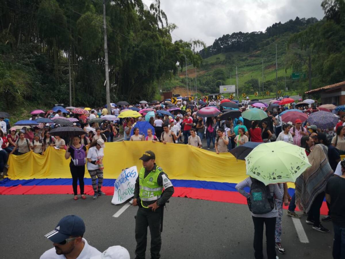 En Pereira son tres puntos de concentración. Cerca de 4.000 personas están bloqueando las vías que conectan a Risaralda con los departamentos del Quindío, Caldas y Valle del Cauca.