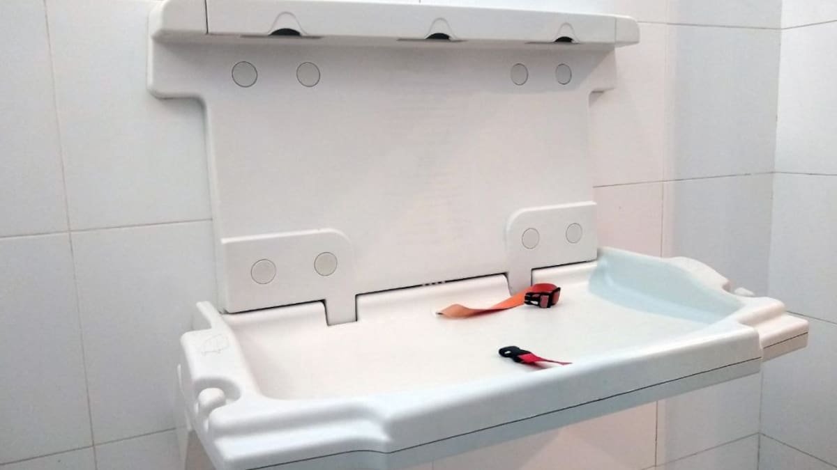 Proyecto de ley propone instalar cambiadores de pañales en baños de hombres