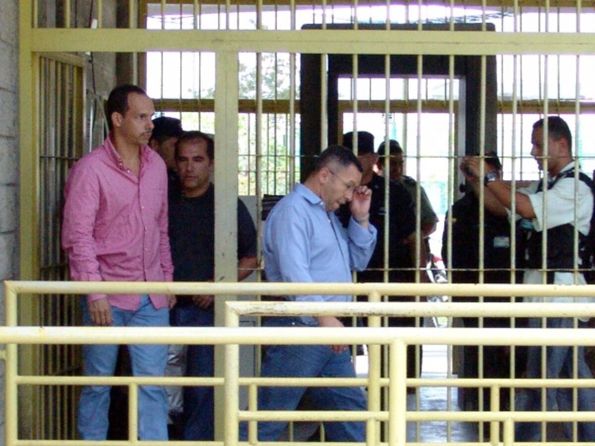 Suspenden órdenes de captura de 24 guerrilleros para asistir a la X conferencia