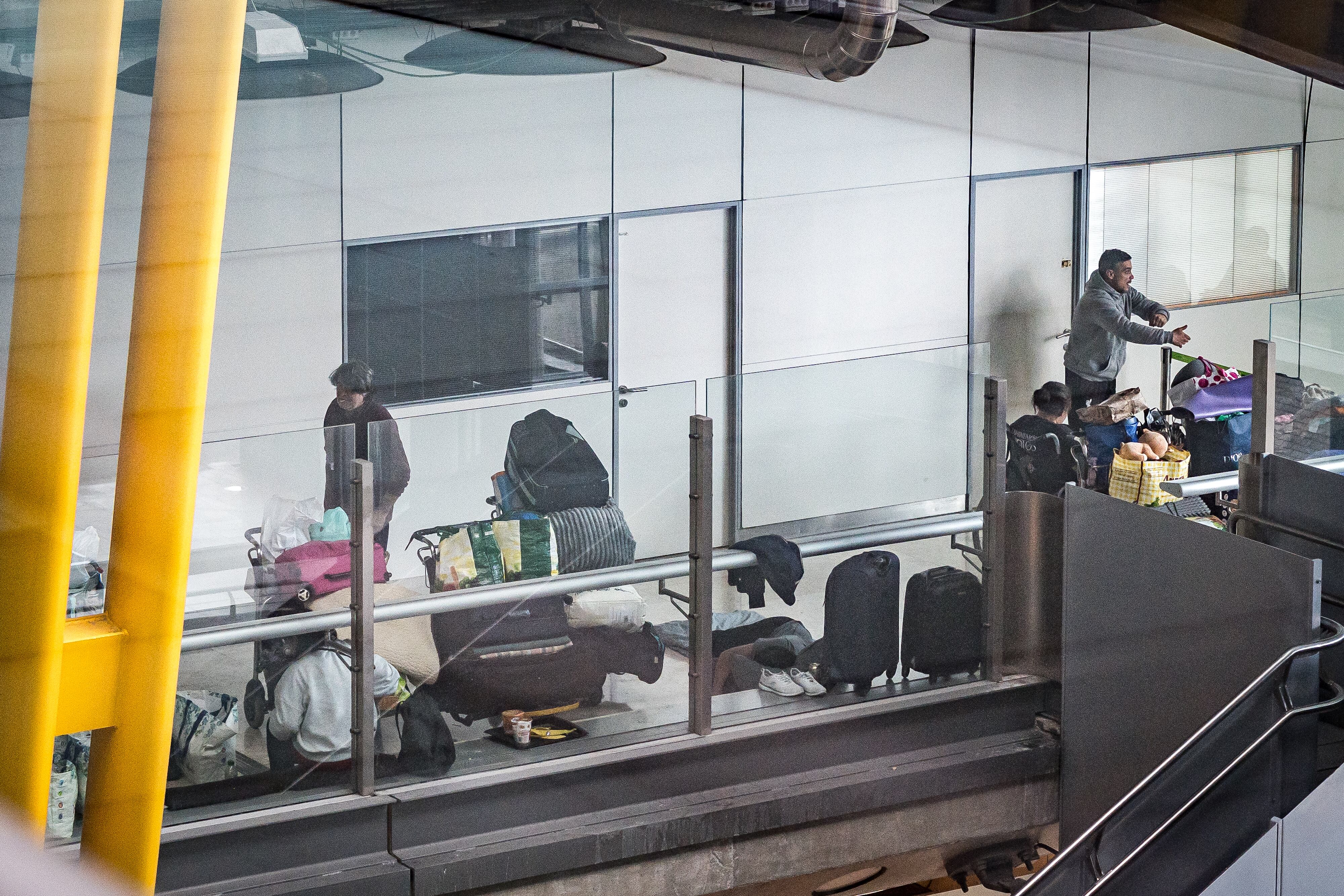 Personas pasan las noches en el aeropuerto de Barajas en Madrid, España. FOTO: Diego Radames/Europa Press via Getty Images