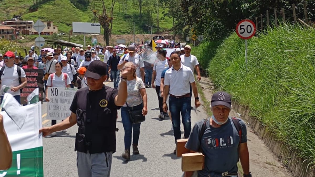 Avanza movilización contra el cierre de 20 meses de la vía Medellín Bolombolo