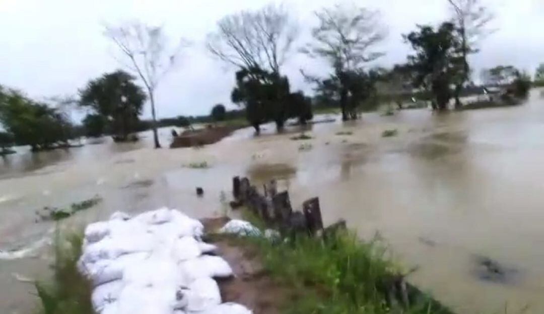 Rio Cauca se desborda por Los Arrastres en zona rural de Guaranda