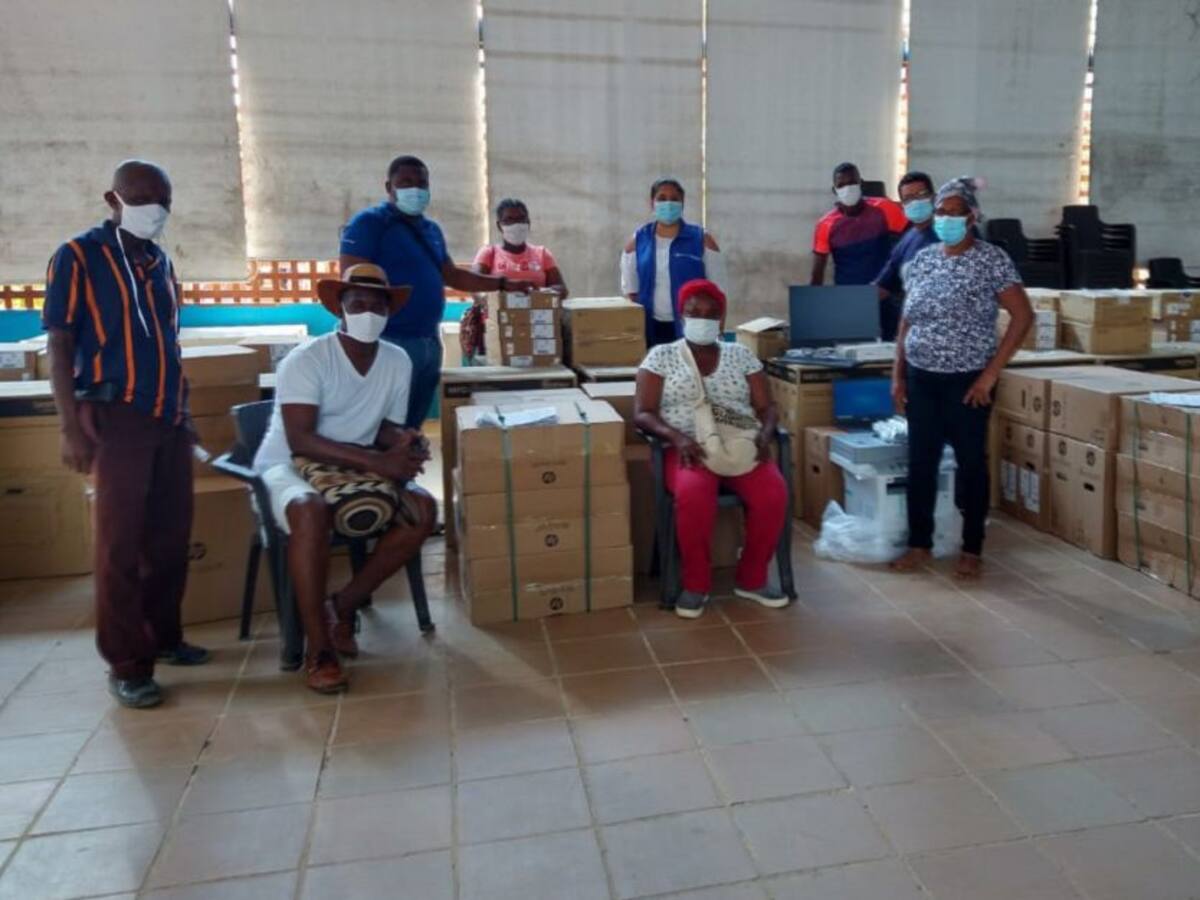 Entregaron equipos tecnológicos para escuelas de San Basilio de Palenque