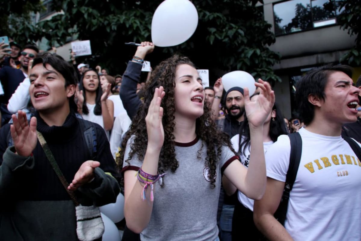 Se escuchan las arengas universitarias, tanto por la vida como en contra de la corrupción.