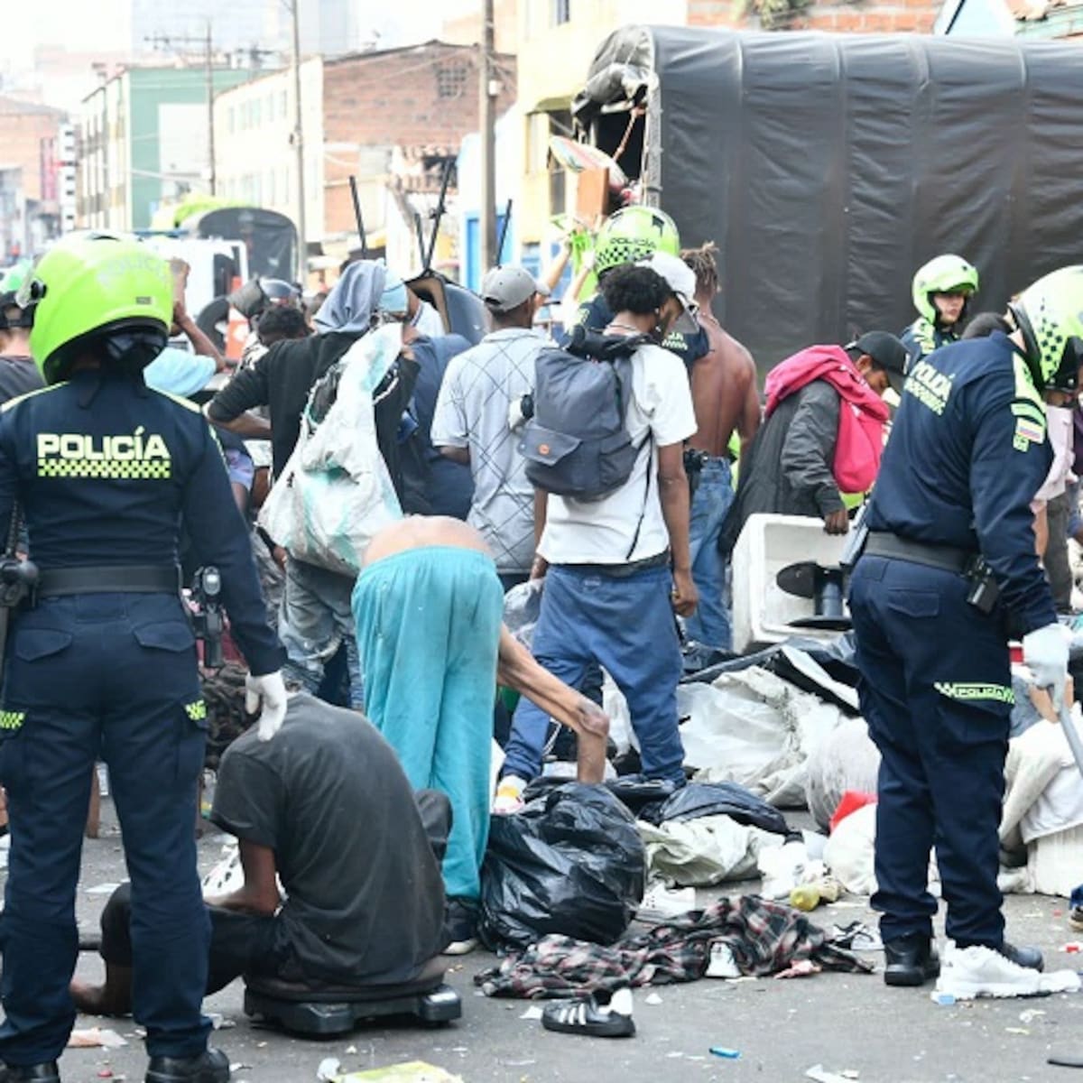Tres capturados, 50 armas blancas y más de tres mil dosis incautadas en el Bronx