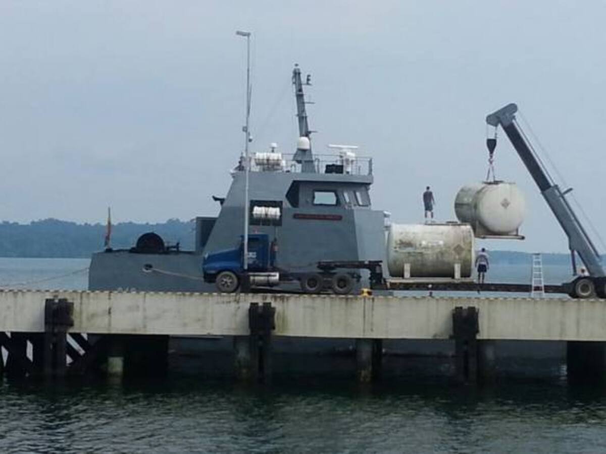 Armada Nacional transporta ayuda al Ecuador