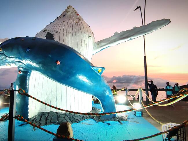 ‘La luchona’, una monumental escultura de ballenas que promueve la diversidad y la preservación del ecosistema marino.
