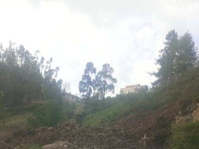 En Tasco, un deslizamiento bloqueó la vía principal hacia Corrales, mientras que en Samacá un vendaval afectó viviendas