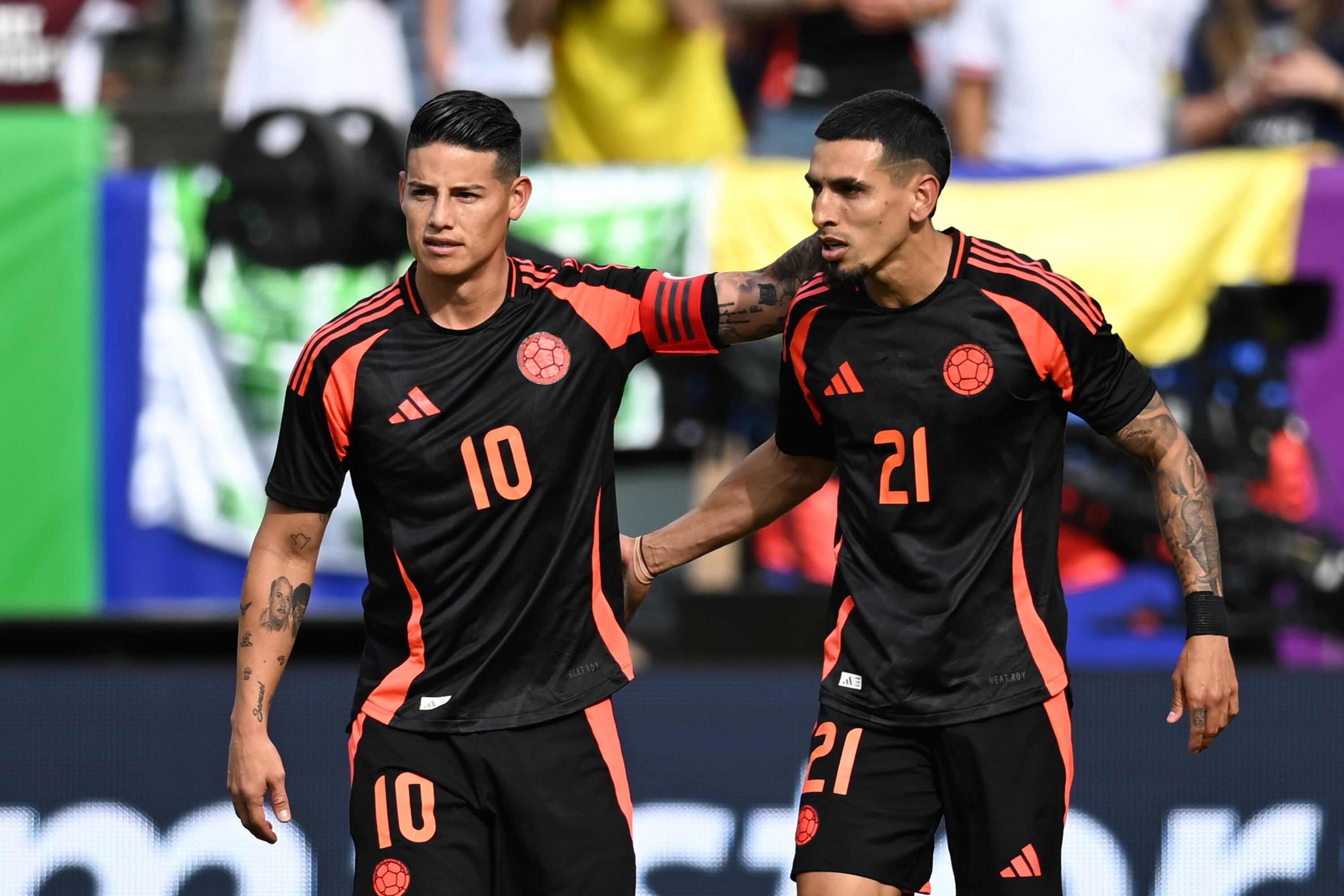 James Rodríguez junto a Daniel Muñoz en la Selección Colombia. (Photo by Stephen Nadler/ISI Photos/Getty Images)